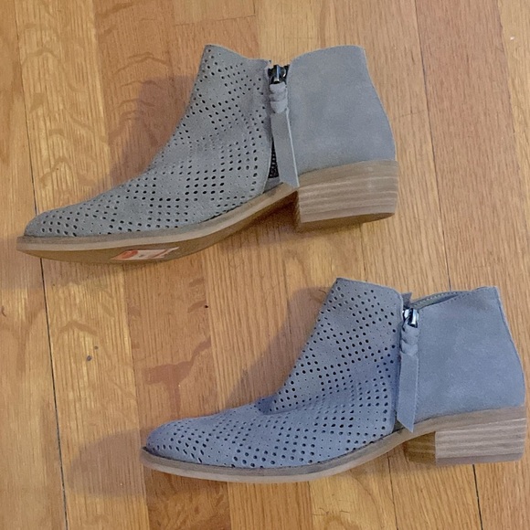 DOLCE VITA Gray Suede Perforated Leather Ankle Boots - Women’s Size 6.5 - New - Picture 3 of 7